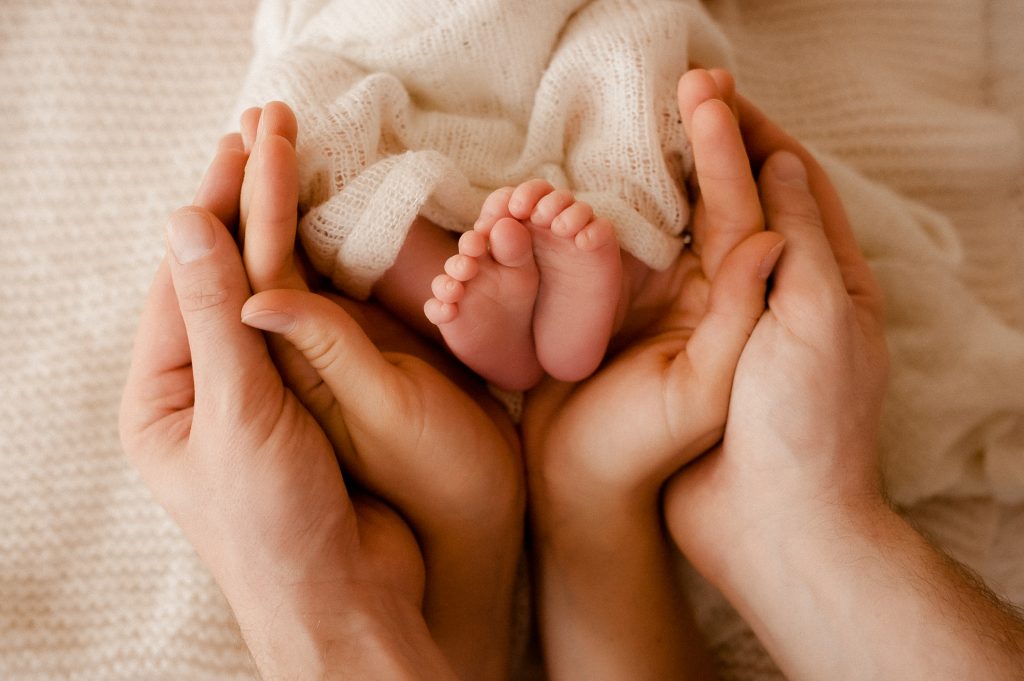 Zweipaar Hände und Babyfüße geformt zu einem Herz - Stoffwindel Basisberatung